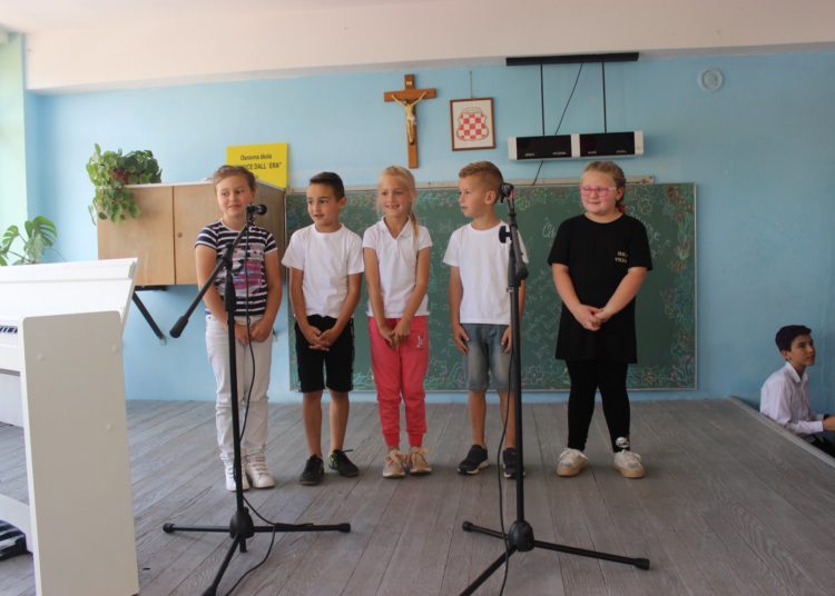 OŠ Franica Dall’era u Viru bogatim programom obilježila Dan škole (FOTO)