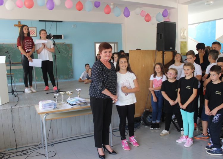 OŠ Franica Dall’era u Viru bogatim programom obilježila Dan škole (FOTO)