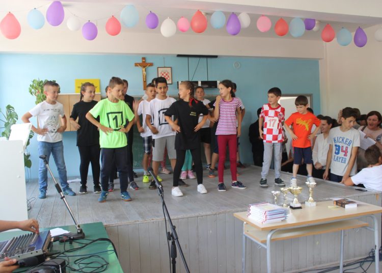OŠ Franica Dall’era u Viru bogatim programom obilježila Dan škole (FOTO)