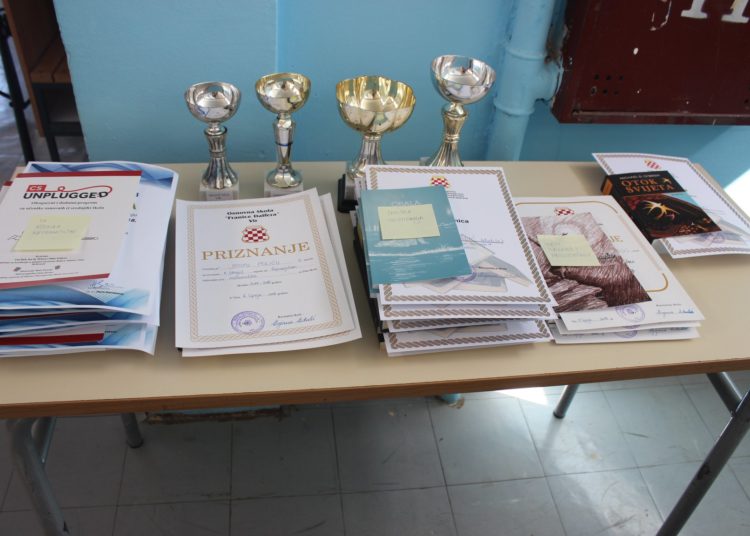 OŠ Franica Dall’era u Viru bogatim programom obilježila Dan škole (FOTO)