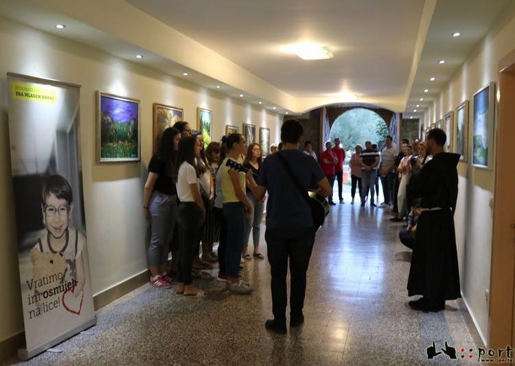 Na Humcu otvorena izložba “Pomozimo zajedno”