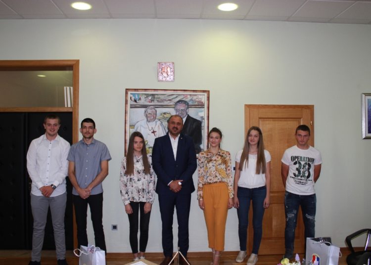 Posušje: Najuspješniji učenici osnovnih i srednjih škola na prijemu kod načelnika Bage