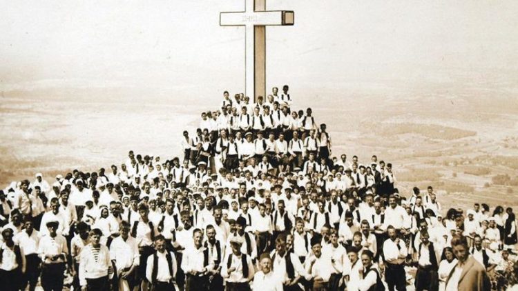 Fotografija prve mise na Križevcu u Međugorju