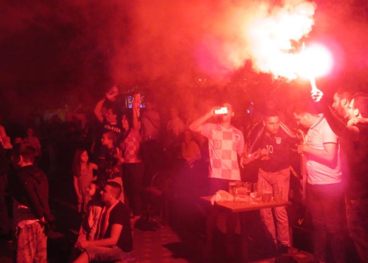 Pogledajte kako se u Ljubuškom slavila pobjeda Hrvatske (FOTO)