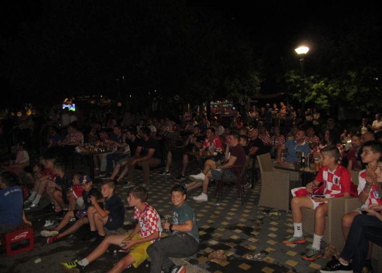 Pogledajte kako se u Ljubuškom slavila pobjeda Hrvatske (FOTO)