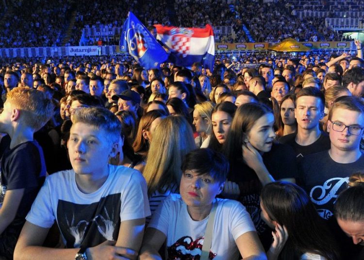 Spektakularni koncert: Prljavo kazalište pred više od 20 tisuća fanova proslavilo 40. rođendan