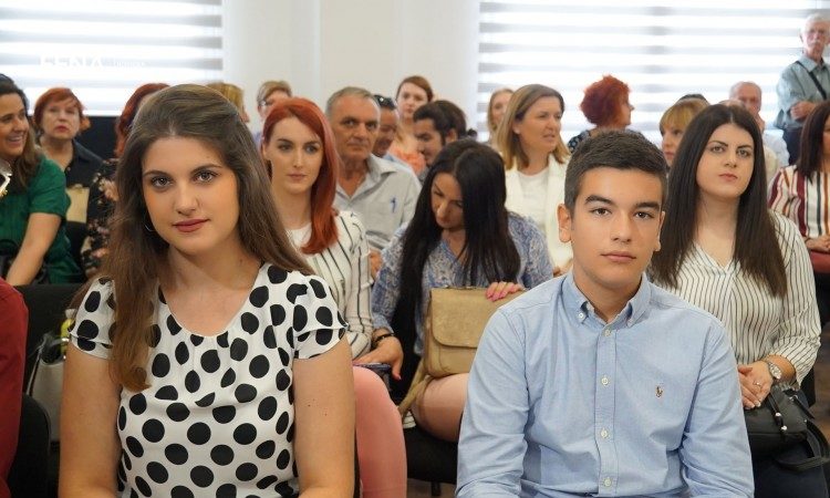 MOSTAR: Dodijeljena priznanja za učenike generacije u osnovnim i srednjim školama