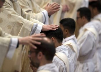 Vatikan će dopustiti oženjenim muškarcima da postanu svećenici?