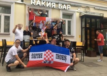 Srpski navijači u Rusiji oteli hrvatsku zastavu s natpisom Široki Brijeg