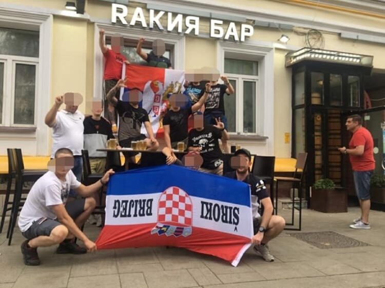 Srpski navijači u Rusiji oteli hrvatsku zastavu s natpisom Široki Brijeg