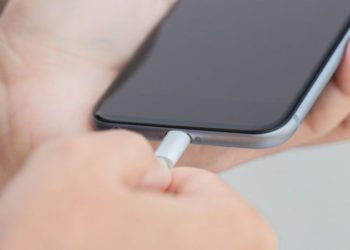 Apple bi u kutiju s iPhoneima mogao staviti brzi punjač