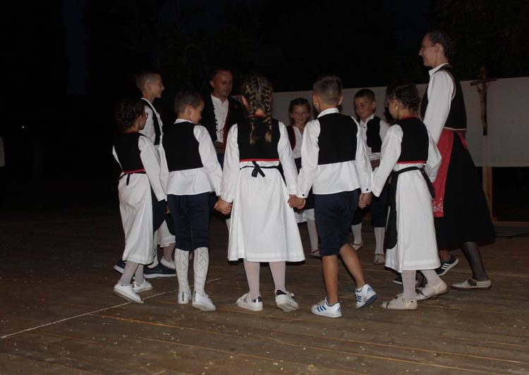 Ljubuški: Održana večer folklora i izložba rukotvorina