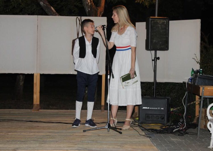 Ljubuški: Održana večer folklora i izložba rukotvorina