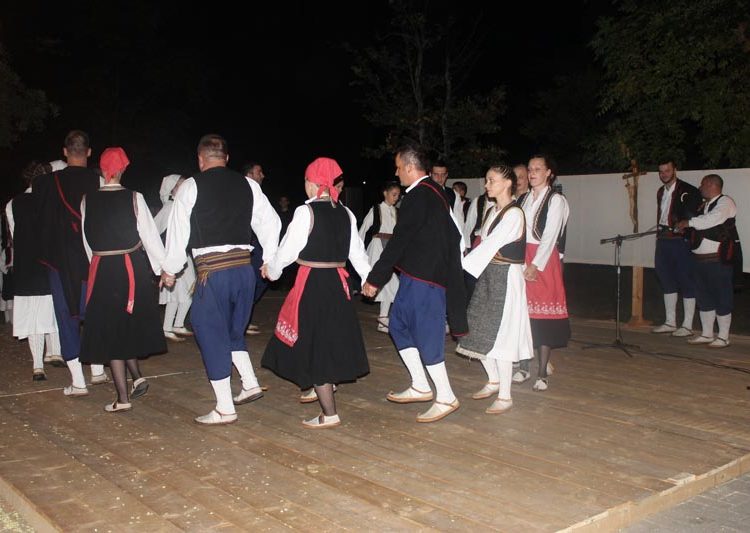 Ljubuški: Održana večer folklora i izložba rukotvorina