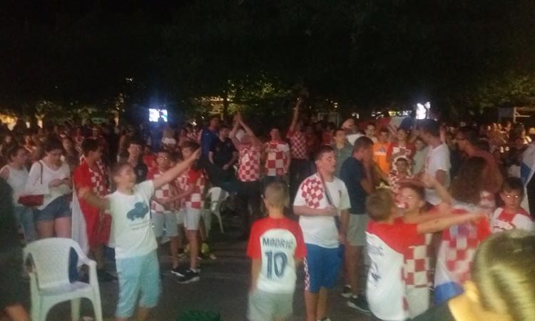 Ljubuški ”gori” – slavi se pobjeda Hrvatske