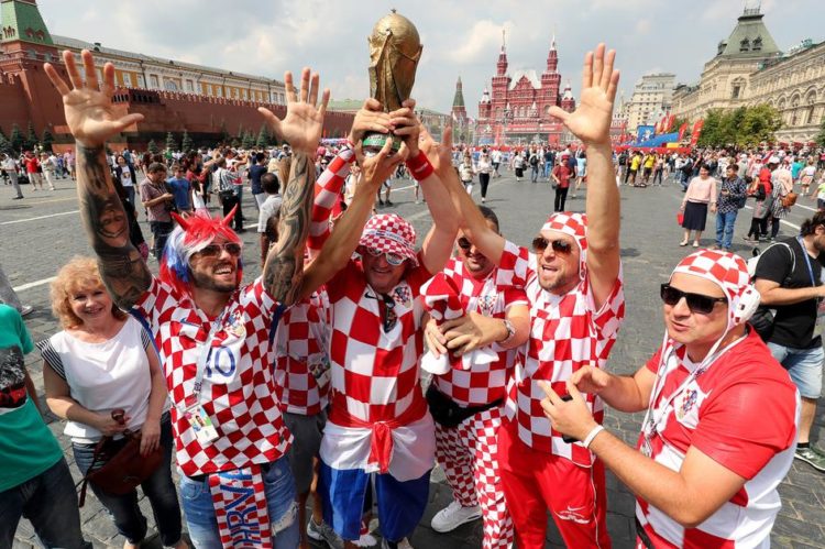 Ludnica u Moskvi: Navijači na Crvenom trgu razvili zastavu