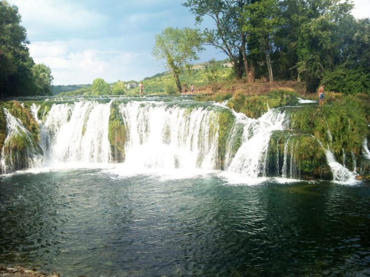 Ljepotom i čistoćom vode rijeka Trebižat privlači kupače