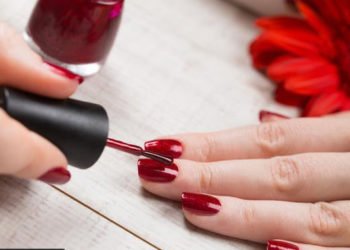 Zbog čega nije dobro tresti lak za nokte (i kako ga pravilno promućkati)?
