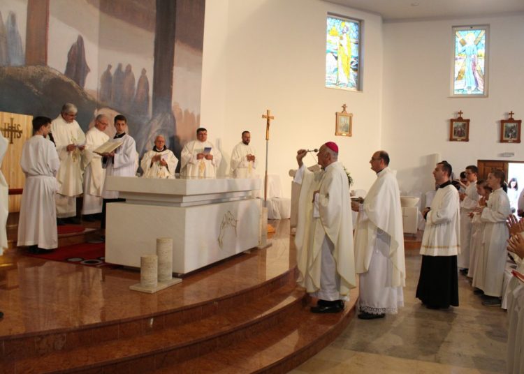 FOTO: Posvećena crkva Presvetomu Tijelu i Krvi Kristovoj na Buni