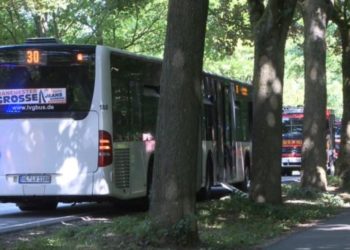 UŽAS U NJEMAČKOJ: Muškarac naoružan nožem upao u autobus i ozlijedio 14 ljudi, napadač stigao iz Irana?