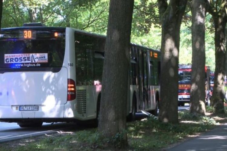 UŽAS U NJEMAČKOJ: Muškarac naoružan nožem upao u autobus i ozlijedio 14 ljudi, napadač stigao iz Irana?