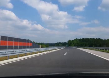 Video: Kamion “šlepa” kombija