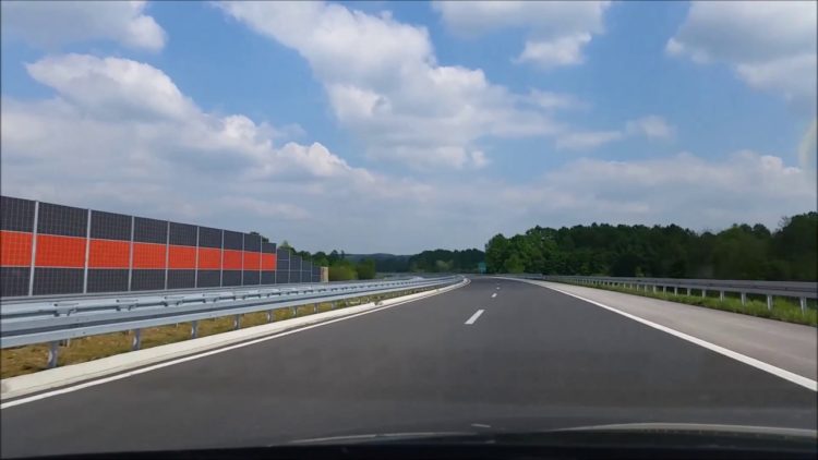 Video: Kamion “šlepa” kombija