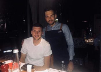 Ante Rebić posjetio Grude i rado se fotografirao s onima koji ga vide kao svog nogometnog uzora