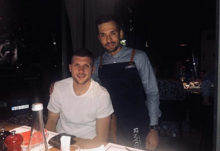 Ante Rebić posjetio Grude i rado se fotografirao s onima koji ga vide kao svog nogometnog uzora