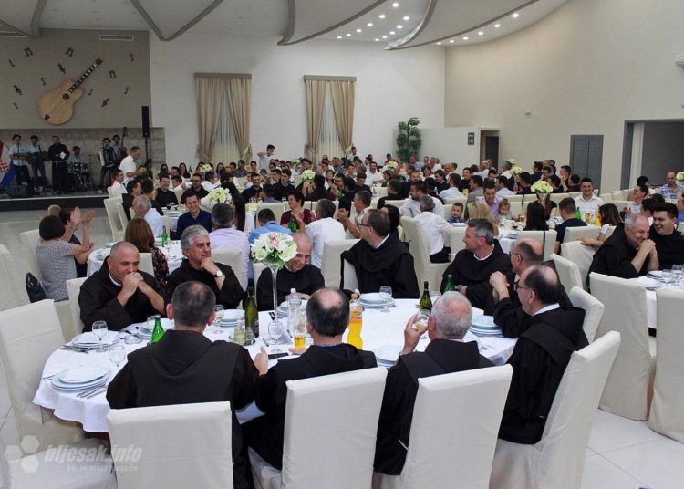 Široki Brijeg: 700 uzvanika na mladomisničkom slavlju fra Joze Hrkaća