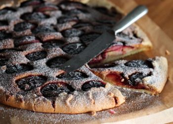 Brzinski i bez muke: Pita sa šljivama s najslađim frangipane nadjevom