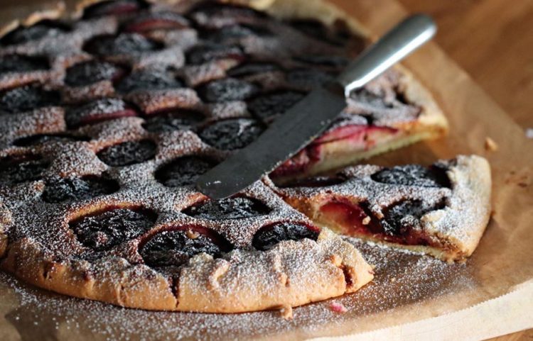 Brzinski i bez muke: Pita sa šljivama s najslađim frangipane nadjevom