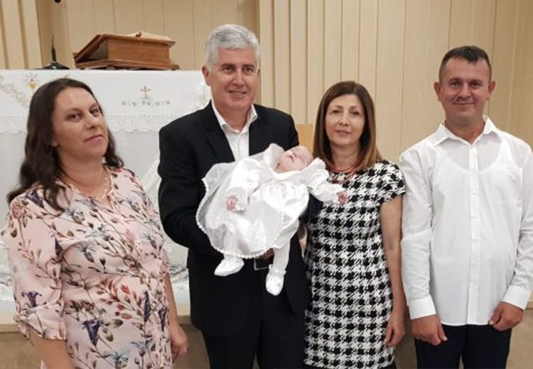 Dr. Dragan Čović kum na krštenju desetom djetetu u obitelji Begić iz Posušja