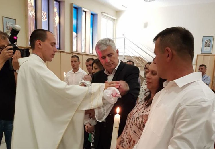 Dr. Dragan Čović kum na krštenju desetom djetetu u obitelji Begić iz Posušja