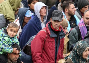 Glumili policajce pa ilegalnim migrantima ukrali 12.700 KM