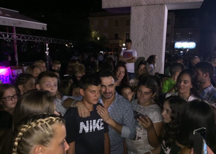 Široki Brijeg: Jole odličnim koncertom uveličao proslavu Dana Grada i blagdan Velike Gospe