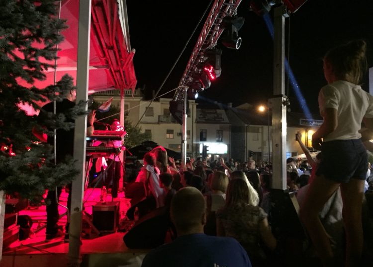 Široki Brijeg: Jole odličnim koncertom uveličao proslavu Dana Grada i blagdan Velike Gospe