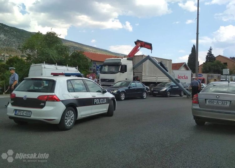 Kamion ‘pokosio’ semafor u Mostaru