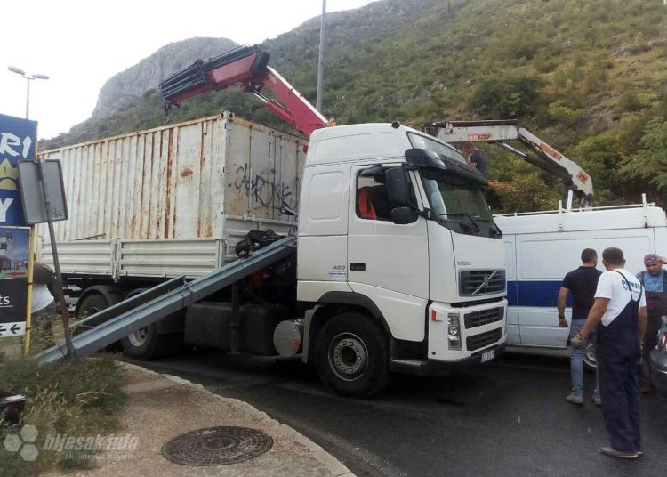 Kamion ‘pokosio’ semafor u Mostaru