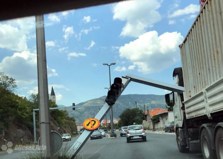 Kamion ‘pokosio’ semafor u Mostaru