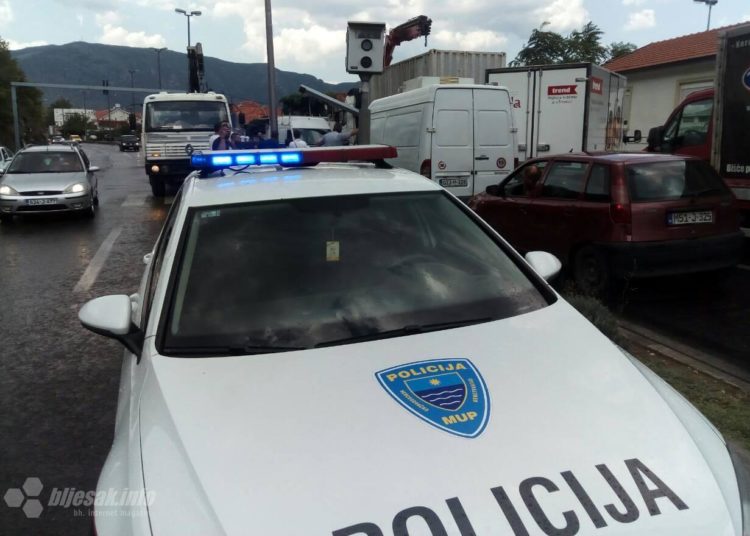 Kamion ‘pokosio’ semafor u Mostaru