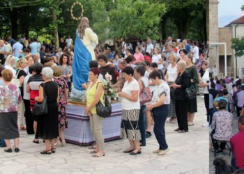 Široki Brijeg: Mnoštvo vjernika na petoj večeri Devetnica