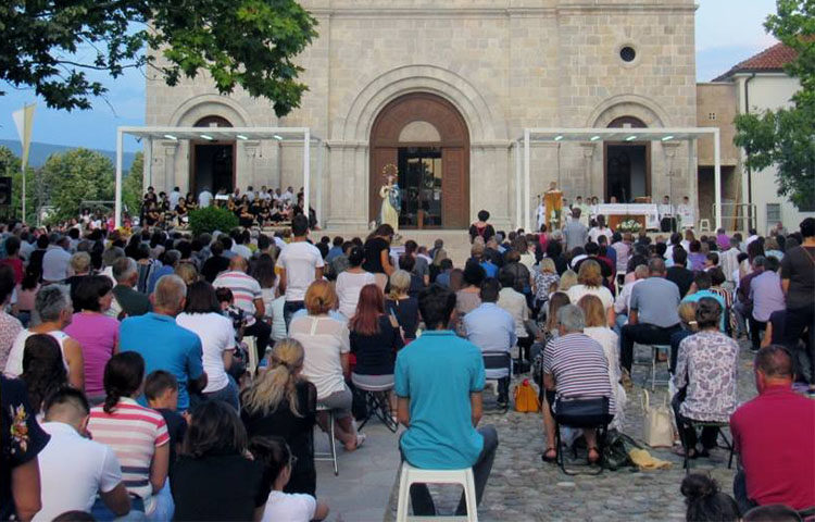Široki Brijeg: Mnoštvo vjernika na petoj večeri Devetnica