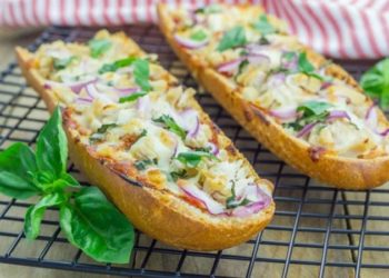 Pizza na francuskom kruhu je ukusna brza večera za djecu i odrasle