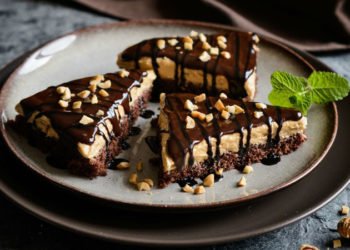 Slasna torta s maslacem od kikirikija i bananama