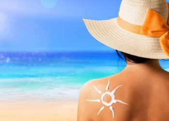 Soda bikarbona i ocat uklonit će mrlje od kreme za sunčanje