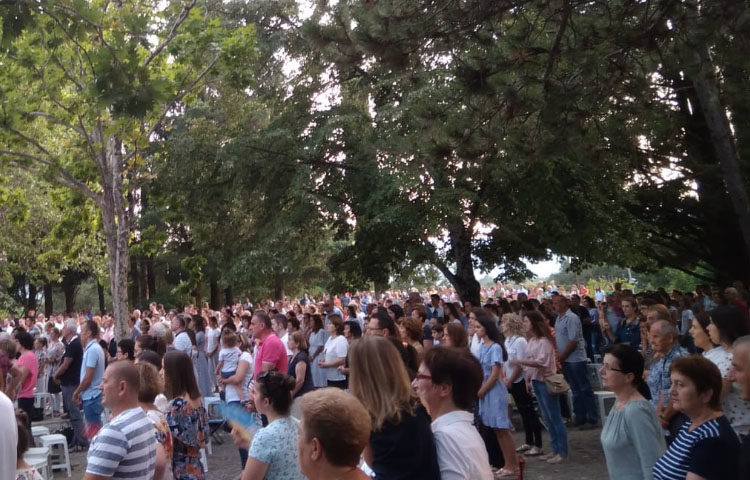 Široki Brijeg: Mnoštvo vjernika treće večeri Devetnica