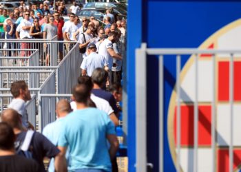 Navijači Dinama u redovima čekali na karte za veliki obračun, igrači im nosili vodu