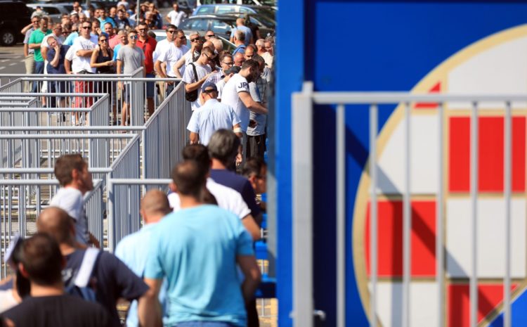Navijači Dinama u redovima čekali na karte za veliki obračun, igrači im nosili vodu