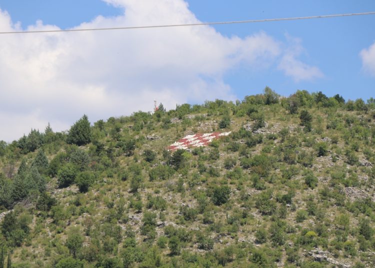 Široki Brijeg: Mladež HDZ-a BiH hrvatskom grbu vratila stari sjaj